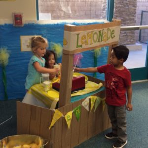 lemonade-stand-dramatic-play